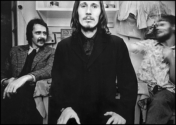 Юрий ЕВЛАМПЬЕВ. Основатели группы ФАКТ: Юрий ЕВЛАМПЬЕВ (в центре), Сергей ЧИЛИКОВ (справа), Валерий ВОЕЦКИЙ (слева). Йошкар-Ола, 1977 г. Чёрно-белая фотография.
