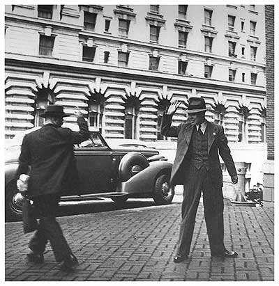 Dorothea LANGE. Two Asians waving to 
                                              each other. San Francisco, 1945